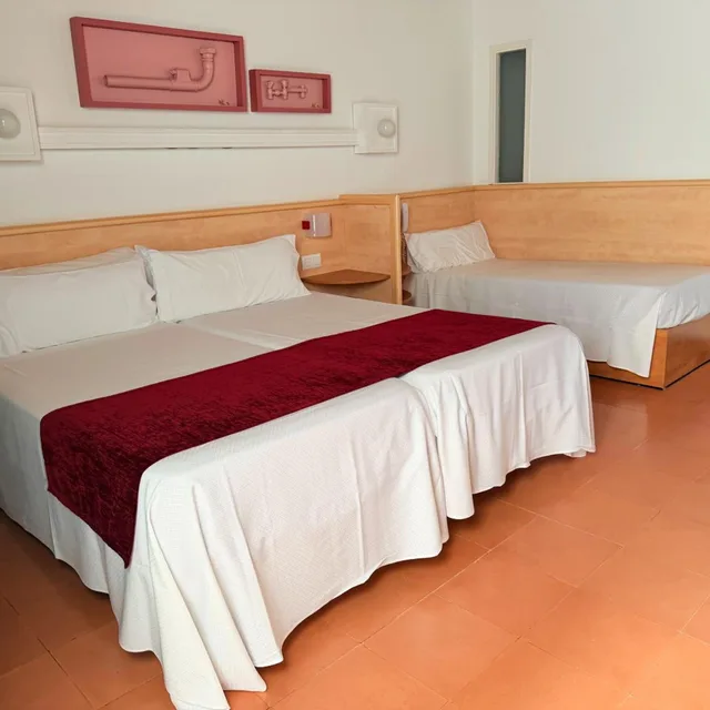 Room, Triple, Xaine Park 3/10