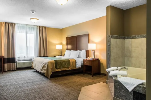 Upgrade, King Bed، Comfort Inn Lancaster County Columbia, PA 2/2