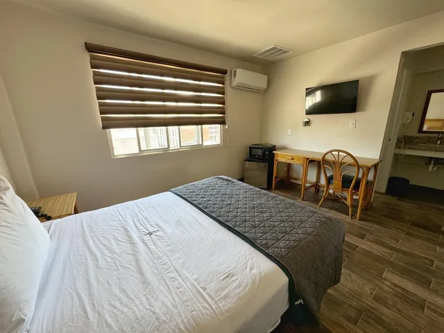 غرفة بسرير كوين، Paris Hotel 1/10