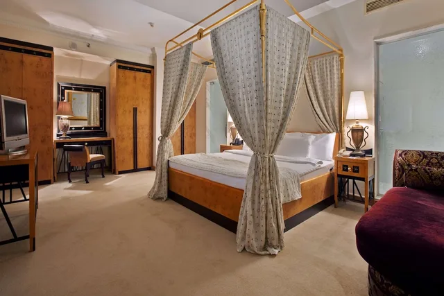 جناح ملكي بسرير كوين، Hilton Alexandria Green Plaza 3/7