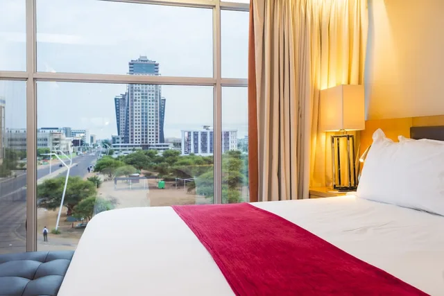 غرفة بسريرين منفصلين بإطلالة على المدينة، Protea Hotel by Marriott Gaborone Masa Square 3/8