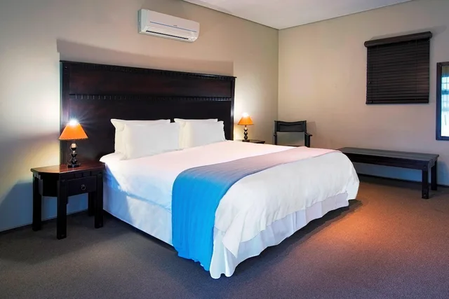غرفة بسرير كينج، Protea Hotel By Marriott Zambezi River Lodge 1/2