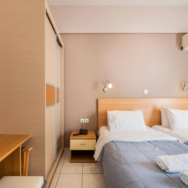 غرفة ثلاثية، Diros Hotel 9/10