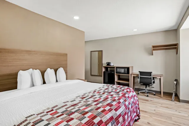 Deluxe, King Bed, Accessible, Regency Inn & Suites DFW 3/5