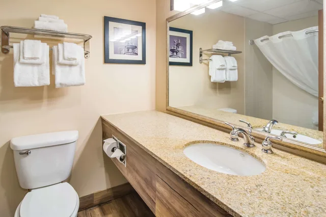 غرفة قياسية بسرير كينج، Quality Inn and Suites Virginia MN 3/4