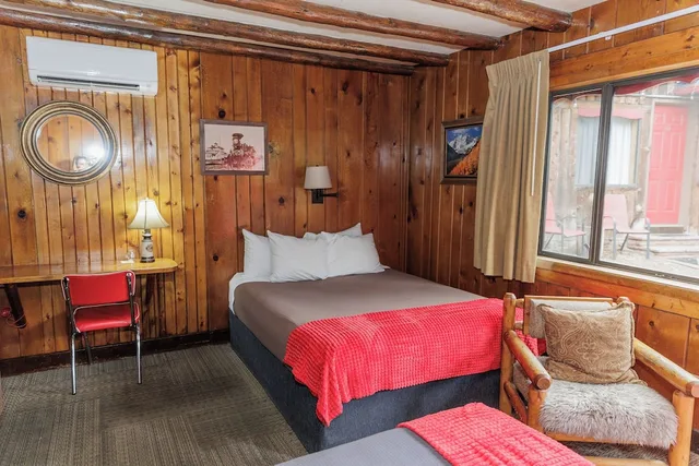 House, Bunk Bed, 2 Queen Beds، Foot of the Mountain Motel 1/9