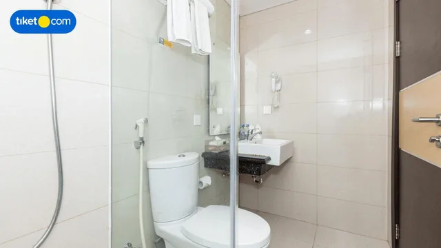 جناح جونيور، Dalton Hotel 2/4