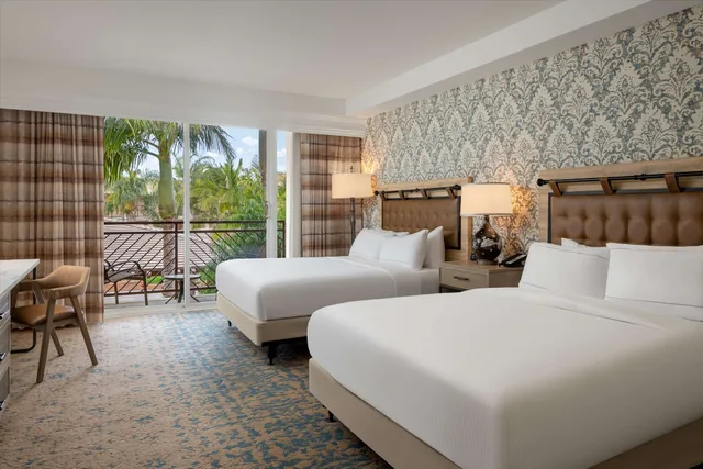 استوديو تقليدي بسريرين كوين لذوي الإعاقة، The Cassara Carlsbad Tapestry Collection By Hilton 1/7