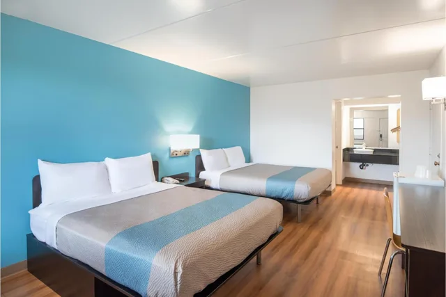 2 Queen Beds - Mobility Accessible Tub Nsmk، Motel6 Colorado Springs, CO - Air Force Academy 1/9