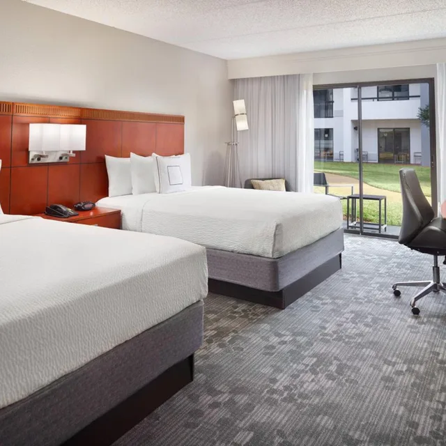 غرفة بسريرين مزدوجين بحوض استحمام لذوي الإعاقة، Courtyard By Marriott Atlanta Airport South Sullivan Road 2/10