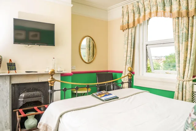 Panoramic, Classic, Queen Bed, Oldfields House 2/3