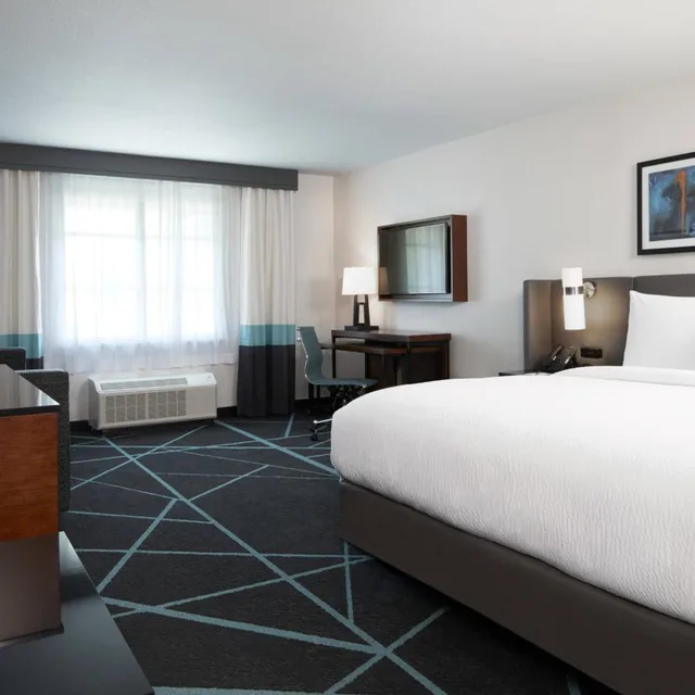 غرفة ديلوكس كبيرة بسرير كينج مع أريكة، Fairfield Inn Suites By Marriott Camarillo 1/2