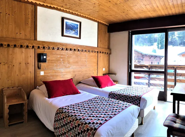 غرفة كلاسيكية بسريرين منفصلين بشرفة، Hotel Le Soly Varnay 1/7
