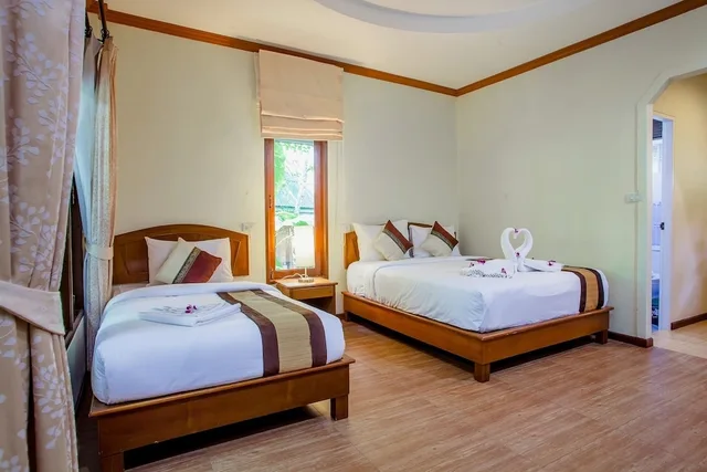 بنغل ثلاثي بسرير مزدوج وسرير فردي، The Vatika Resort and Spa 1/4