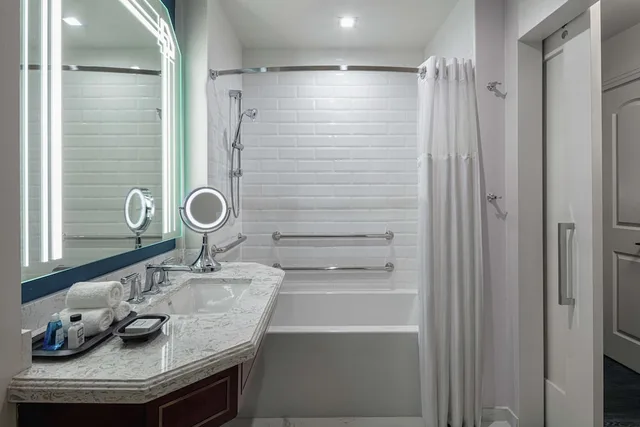 غرفة بسرير كينج بحوض استحمام لذوي الإعاقة، The Higgins Hotel New Orleans, Curio Collection by Hilton 4/4