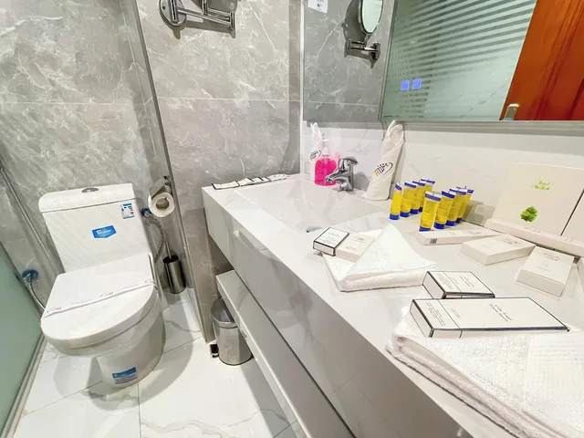 غرفة قياسية ثلاثية بثلاثة أسرّة، فندق زوار العالمي(Zowar Alalami hotel) 9/10