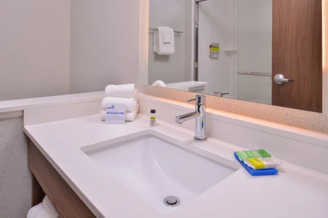 غرفة قياسية بسرير كينج لذوي الإعاقة، Holiday Inn Express and Suites - Mall of America - MSP Airport 10/10