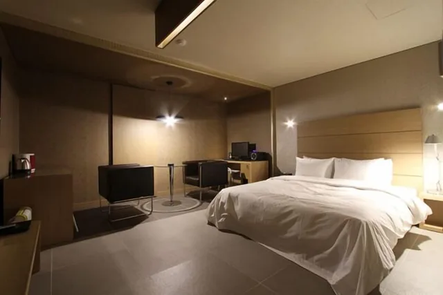 غرفة قياسية بسرير كوين، Valentine Hotel 1/1