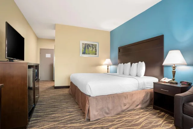 غرفة بسرير كينج مع أريكة، Best Western Ville Platte 3/4