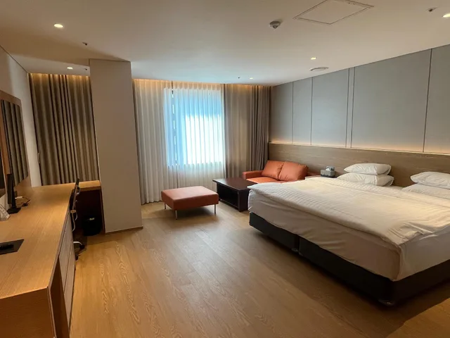 جناح جونيور، Hotel International 2/2