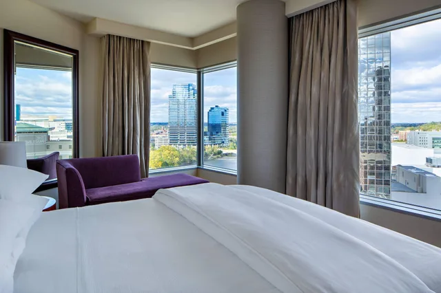 غرفة غراند بسرير كينج بإطلالة على النهر، JW Marriott Hotel Grand Rapids 2/8