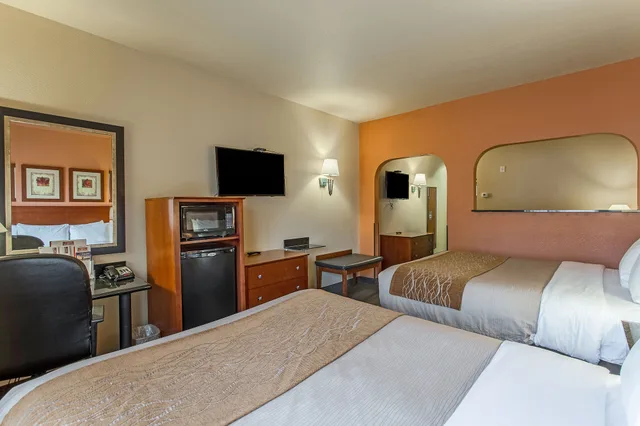 جناح جونيور بسريرين كوين مع أريكة، Hotel Ruidoso - Midtown 3/5
