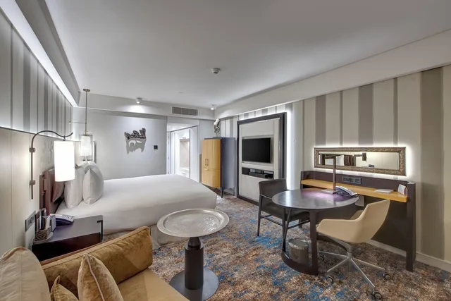 غرفة بسرير كينج بإطلالة على البحر بشرفة، InterContinental Muscat 9/10