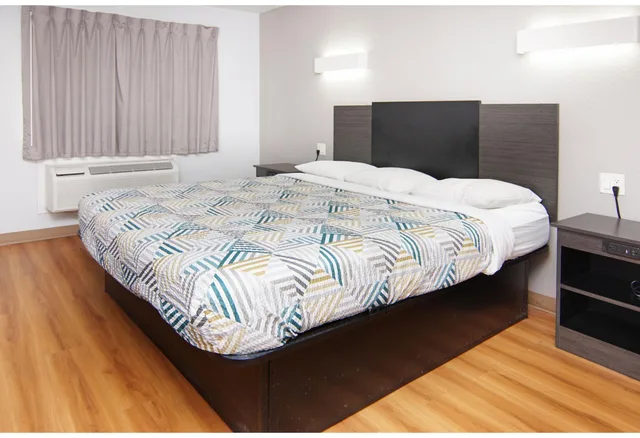 1 King Bed - Non-Smoking, Micfridge، Motel6 Red Oak, TX - Dallas 2/4