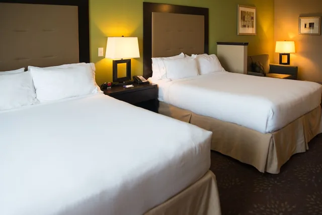 غرفة قياسية بسريرين كوين، Holiday Inn Express Hotel & Suites Northwood 4/7