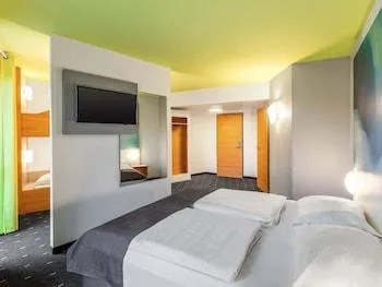 غرفة رباعية بسرير كوين، B&B Hotel Krefeld 1/2