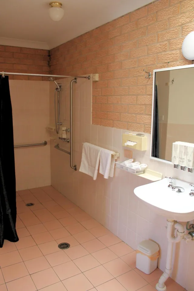 Room, 1 Queen and 1 Single Bed, Accessible, AALANA MOTOR INN 4/5