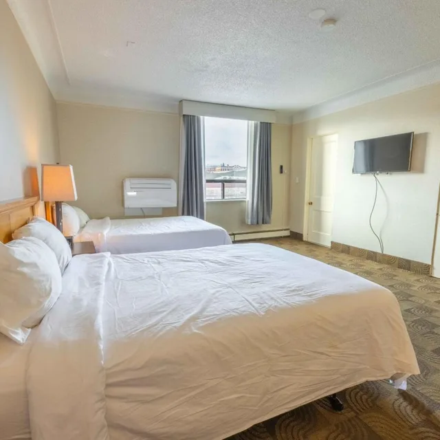 غرفة بسرير كوين، Prince Arthur Waterfront Hotel & Suites 1/3