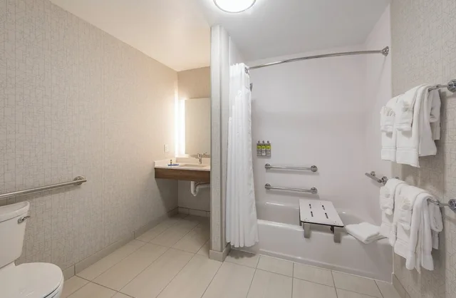 غرفة قياسية بسريرين كوين لذوي الإعاقة، Holiday Inn Express and Suites Phoenix North Happy Valley an IHG Hotel 2/2
