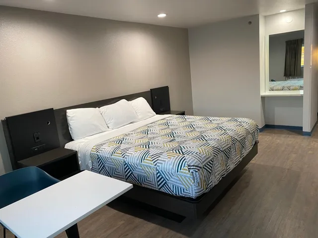 1 King Bed - Non-Smoking, Micfridge، Motel6 Bullhead City, AZ 5/10