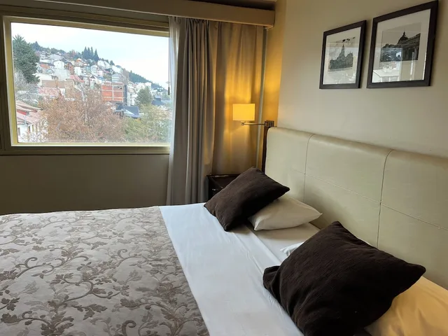 Studio, Double Bed, Kenton Palace 4/6