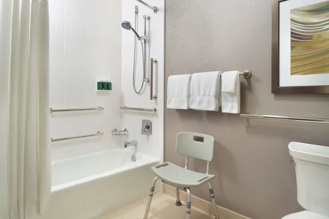 غرفة بسرير مزدوج لذوي الإعاقة، Courtyard Raleigh Cary 4/4