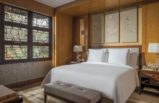 Royal, West, Lake, Suite, King Bed، Four Seasons Hotel Hangzhou At West Lake 1/3