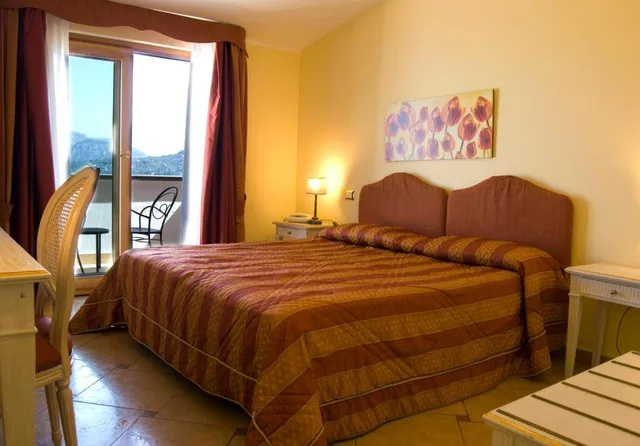 Room, Double Bed, Lateral Side Sea View, Balcony، La Vue D' Or 1/4