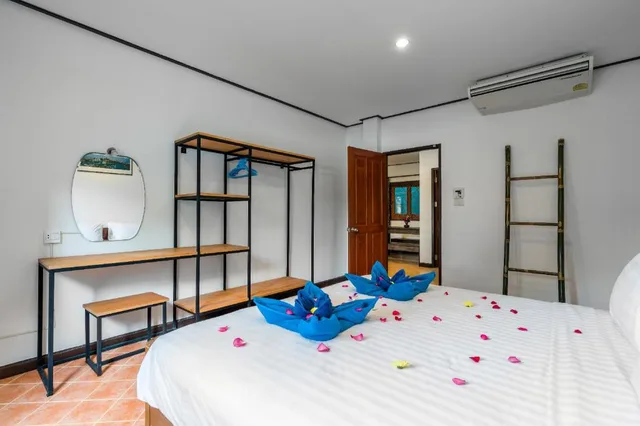 غرفة ديلوكس بسرير كينج وسرير كينج وسرير كوين بإطلالة على البحيرة بشرفة، Chaweng Lakeview Residence 3/5