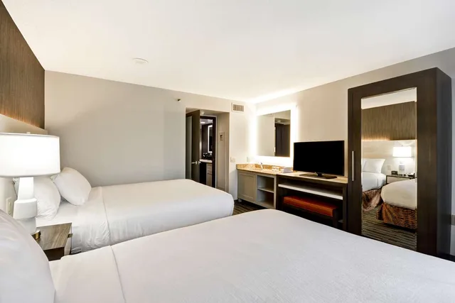 جناح بسريرين كوين، Embassy Suites Charlotte 1/3