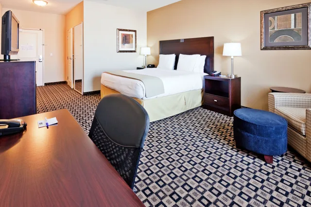 Standard, King Bed, Holiday Inn Express Hotel Suites Clovis 3/5