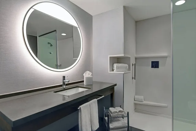 غرفة بسرير كينج مع أريكة، Courtyard by Marriott Manhattan 3/4