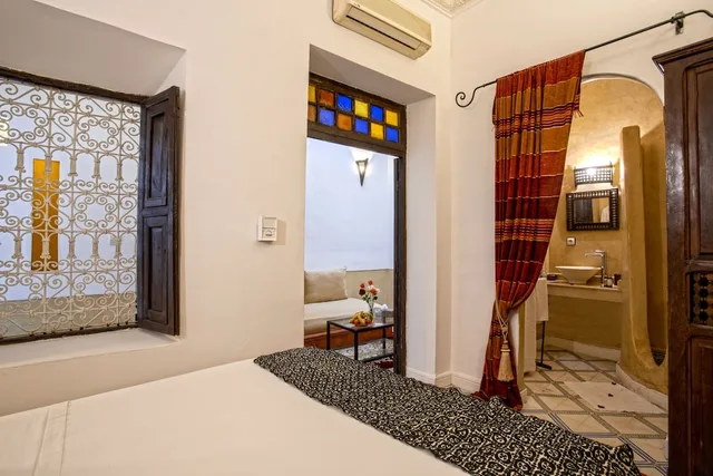 جناح تنفيذي بسرير كوين مع أريكة، Riad Al Jana 1/2
