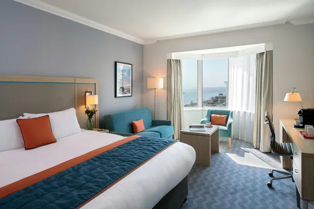 غرفة تنفيذية بسرير كينج بإطلالة على البحر، Leonardo Royal Hotel Brighton Waterfront 1/4