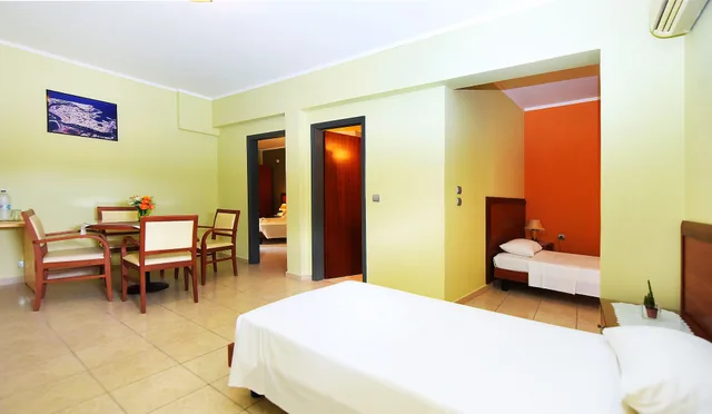 جناح بأربعة أسرّة بإطلالة على الحديقة بغرفتي نوم، Esmeralda Hotel 1/8