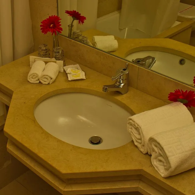 غرفة ثلاثية، Consolata Hotel 3/4