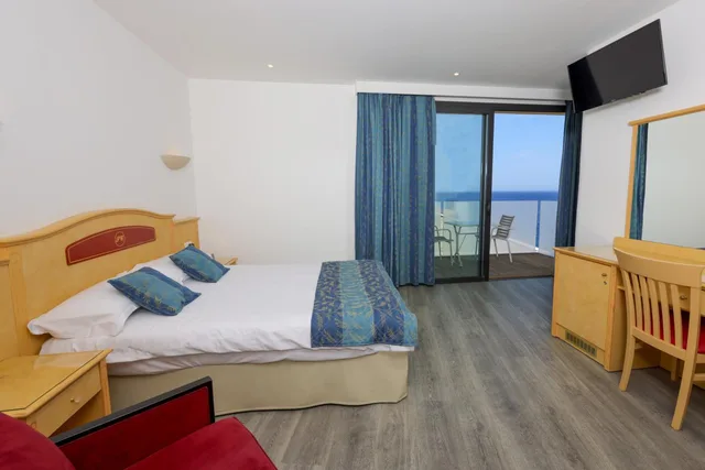 غرفة رباعية بإطلالة جزئية على البحر، Hotel Saint Christophe Calvi (ex Saint Christophe Corsica) 1/10