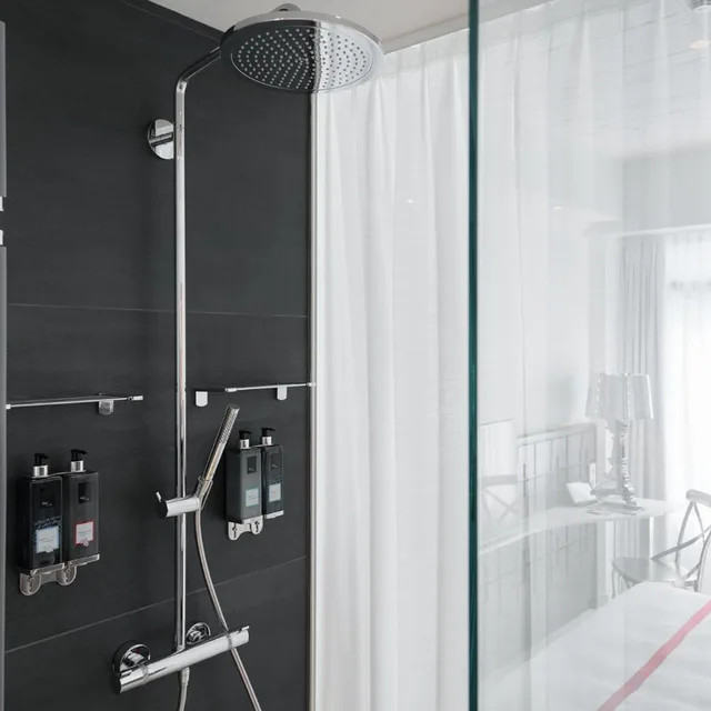 Wow, King Bed, Balcony، Ruby Lucy Hotel London 3/3