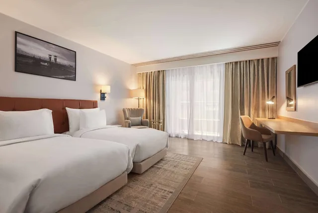 شقة بسريرين كينج بإطلالة على المسبح بغرفتي نوم، Radisson Residences Cairo Heliopolis 1/3