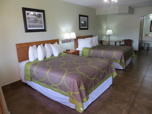 جناح استوديو بسرير بطابقين وسريرين كوين، Super 8 By Wyndham South Padre Island 1/4